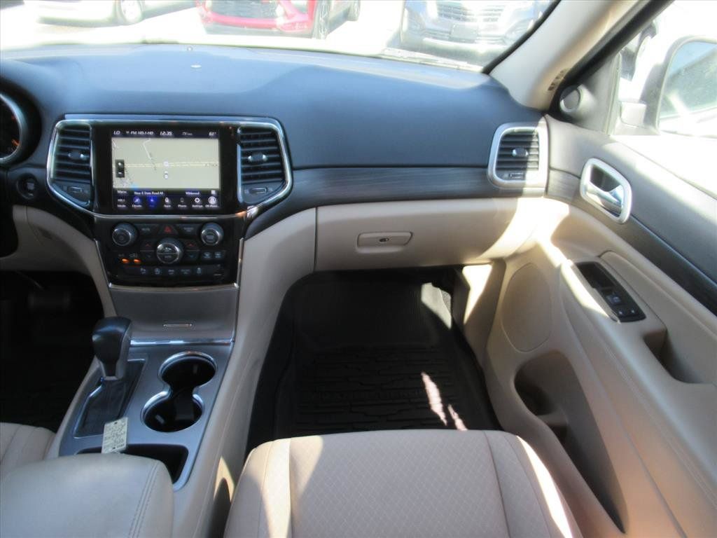 Used 2022 Jeep Grand Cherokee Laredo E AWD/4WD image 14