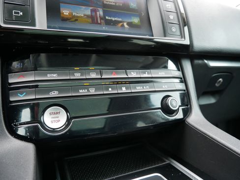 Used 2018 Jaguar F-PACE Premium image 28