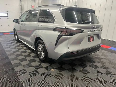 Used 2024 Toyota Sienna XLE FWD image 5