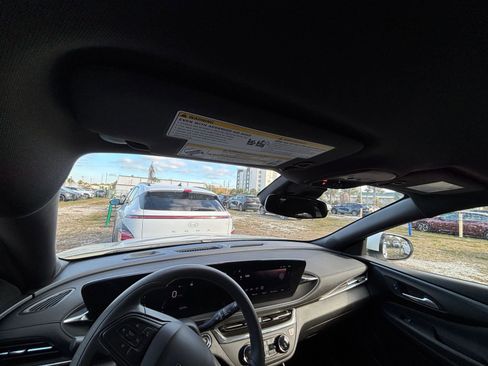 Used 2025 Buick Envista Preferred image 33