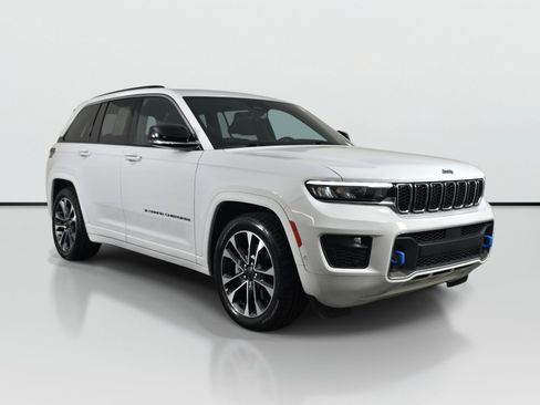 Used 2022 Jeep Grand Cherokee Overland w/ Luxury Tech Group IV AWD/4WD image 7