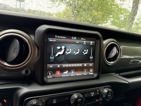 Used 2022 Jeep Wrangler Unlimited Sahara AWD/4WD image 28