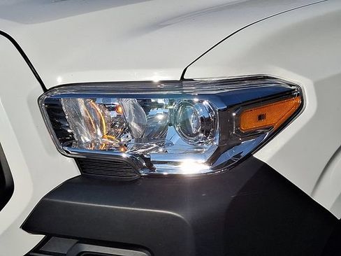Used 2022 Toyota Tacoma SR RWD image 9