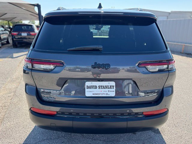 Used 2025 Jeep Grand Cherokee L Limited w/ Black Appearance Package AWD/4WD image 5