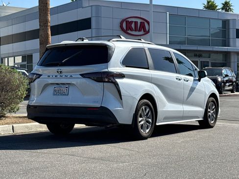 Used 2025 Toyota Sienna XLE w/ XLE Plus Package image 3
