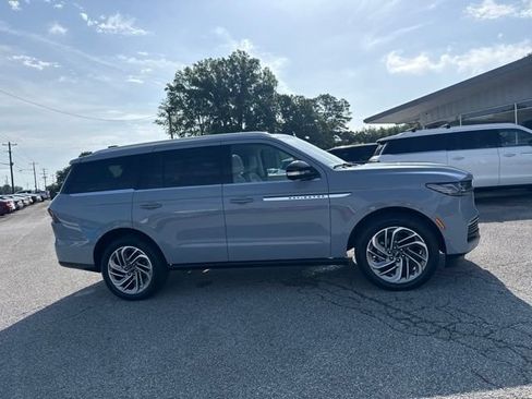 Used 2025 Lincoln Navigator Reserve AWD/4WD image 15