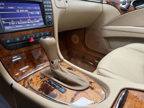 Used 2009 Mercedes-Benz E 350 Sedan image 19