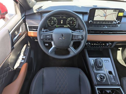 Used 2025 Mitsubishi Outlander 4WD Plug-In Hybrid image 31