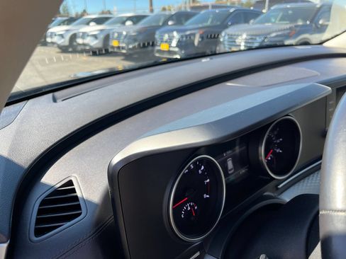 Used 2023 Kia Carnival LX FWD image 31