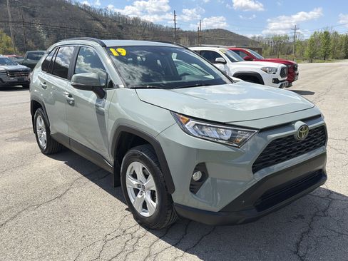 Used 2019 Toyota RAV4 XLE w/ Convenience Package AWD/4WD image 2