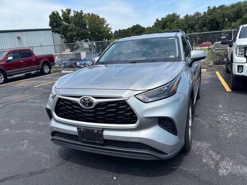 Used 2023 Toyota Highlander L FWD image 5