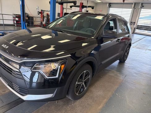 Used 2023 Kia Niro LX image 1