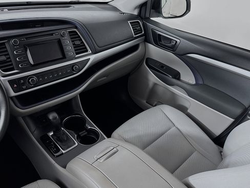 Used 2019 Toyota Highlander LE FWD image 21