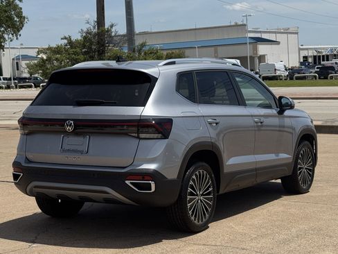 New 2025 Volkswagen Taos SE FWD image 5