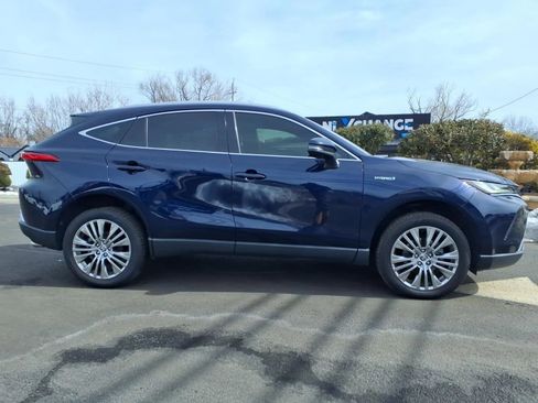 Used 2021 Toyota Venza Limited image 2