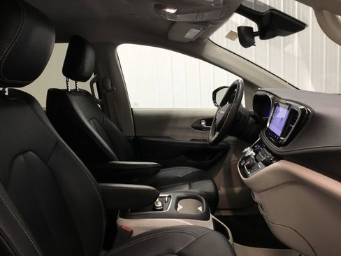 Used 2024 Chrysler Pacifica Touring-L AWD/4WD image 19