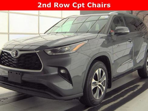Used 2021 Toyota Highlander XLE AWD/4WD image 1