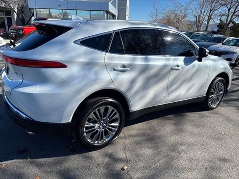 Used 2024 Toyota Venza XLE image 6