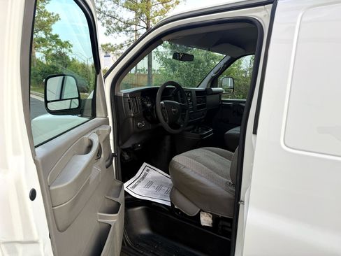 Used 2011 GMC Savana 3500 image 12