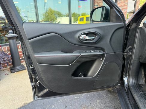 Used 2015 Jeep Cherokee Trailhawk w/ Comfort/Convenience Group AWD/4WD image 19