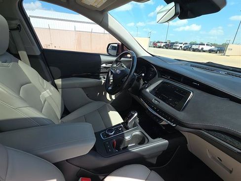 Used 2023 Cadillac XT4 Premium Luxury w/ Technology Package FWD image 12
