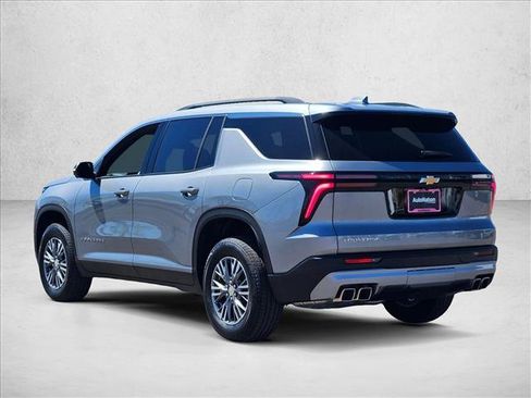 Used 2025 Chevrolet Traverse LT w/ Driver Confidence Package FWD image 8