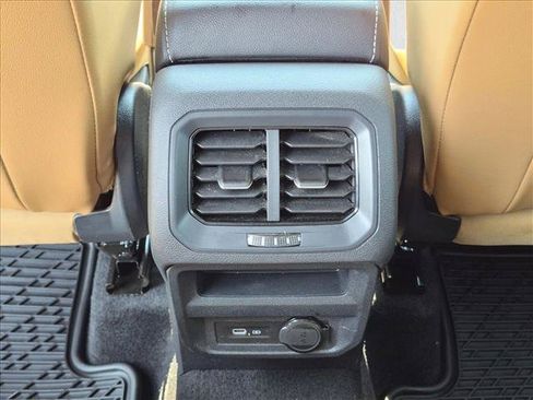 Used 2024 Volkswagen Tiguan SE w/ MDO Package, Three-Row FWD image 17