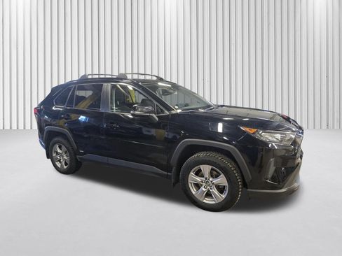 Used 2022 Toyota RAV4 LE AWD/4WD image 3