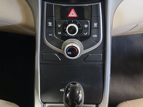 Used 2016 Hyundai Elantra SE image 17