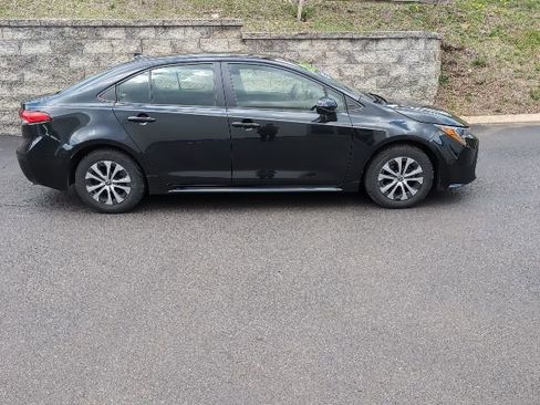 Used 2022 Toyota Corolla LE image 2