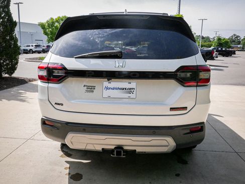 Used 2025 Honda Pilot TrailSport image 9