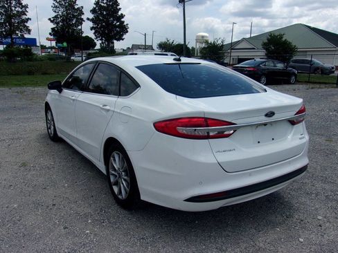 Used 2017 Ford Fusion SE w/ Fusion SE Technology Package FWD image 5