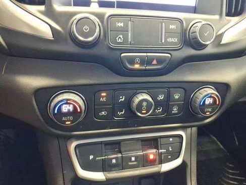 Used 2024 GMC Terrain SLE w/ Driver Convenience Package FWD image 23