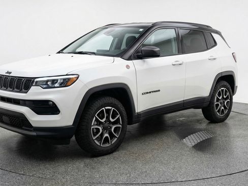 Used 2025 Jeep Compass Trailhawk AWD/4WD image 3