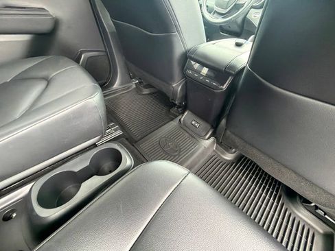 Used 2023 Toyota Highlander XLE AWD/4WD image 41