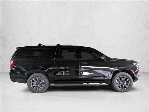 Used 2022 Chevrolet Suburban Z71 w/ Luxury Package AWD/4WD image 4