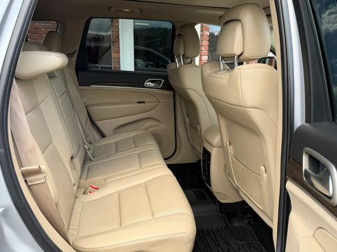 Used 2014 Jeep Grand Cherokee Limited w/ Luxury Group II AWD/4WD image 17