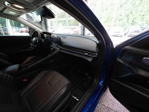 Used 2022 Hyundai Elantra Limited FWD image 25