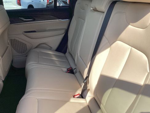 Used 2024 Jeep Grand Cherokee Limited image 13