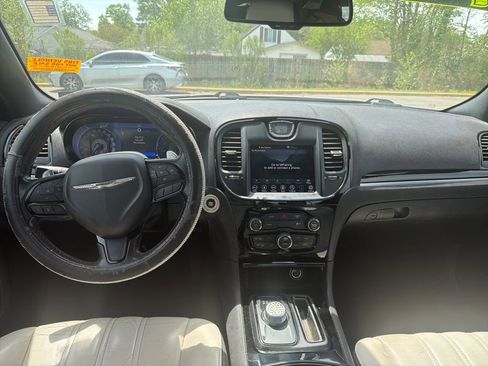 Used 2019 Chrysler 300 S image 10