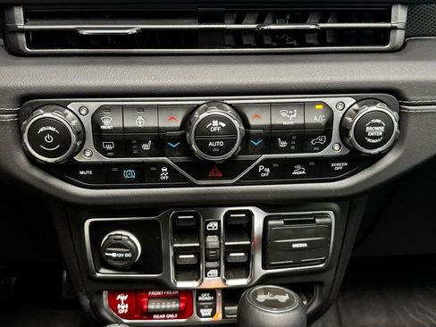 Used 2024 Jeep Wrangler Unlimited Rubicon 4xe AWD/4WD image 20