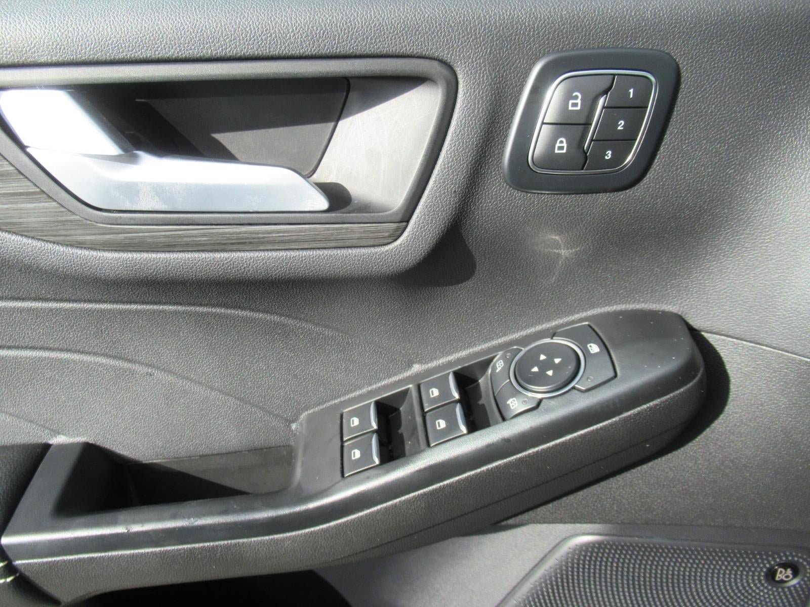 Used 2025 Ford Escape Platinum w/ Premium Technology Package AWD/4WD image 22