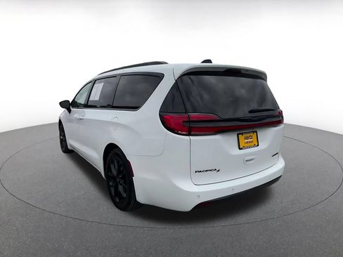 Used 2025 Chrysler Pacifica Limited FWD image 11