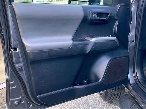 Used 2022 Toyota Tacoma SR5 AWD/4WD image 21
