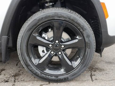 New 2025 Jeep Grand Cherokee Altitude AWD/4WD image 11