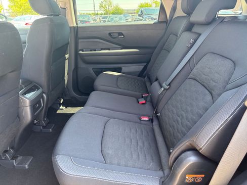 Used 2025 Nissan Pathfinder SV FWD image 27