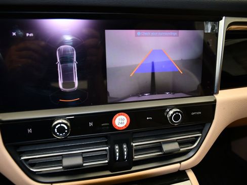 Certified 2023 Porsche Macan AWD/4WD image 41