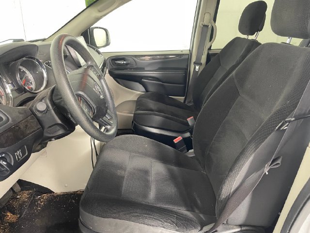 Used 2019 Dodge Grand Caravan SE FWD image 2