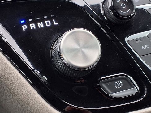 Used 2022 Chrysler Pacifica Touring-L image 14