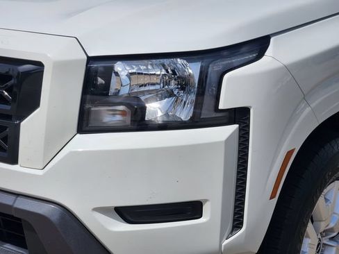 Used 2022 Nissan Frontier SV w/ Technology Package RWD image 9